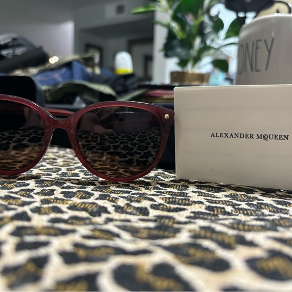 Authentic Alexander McQueen, sunglasses but beautiful burgundy, blush color - Picture 5 of 7